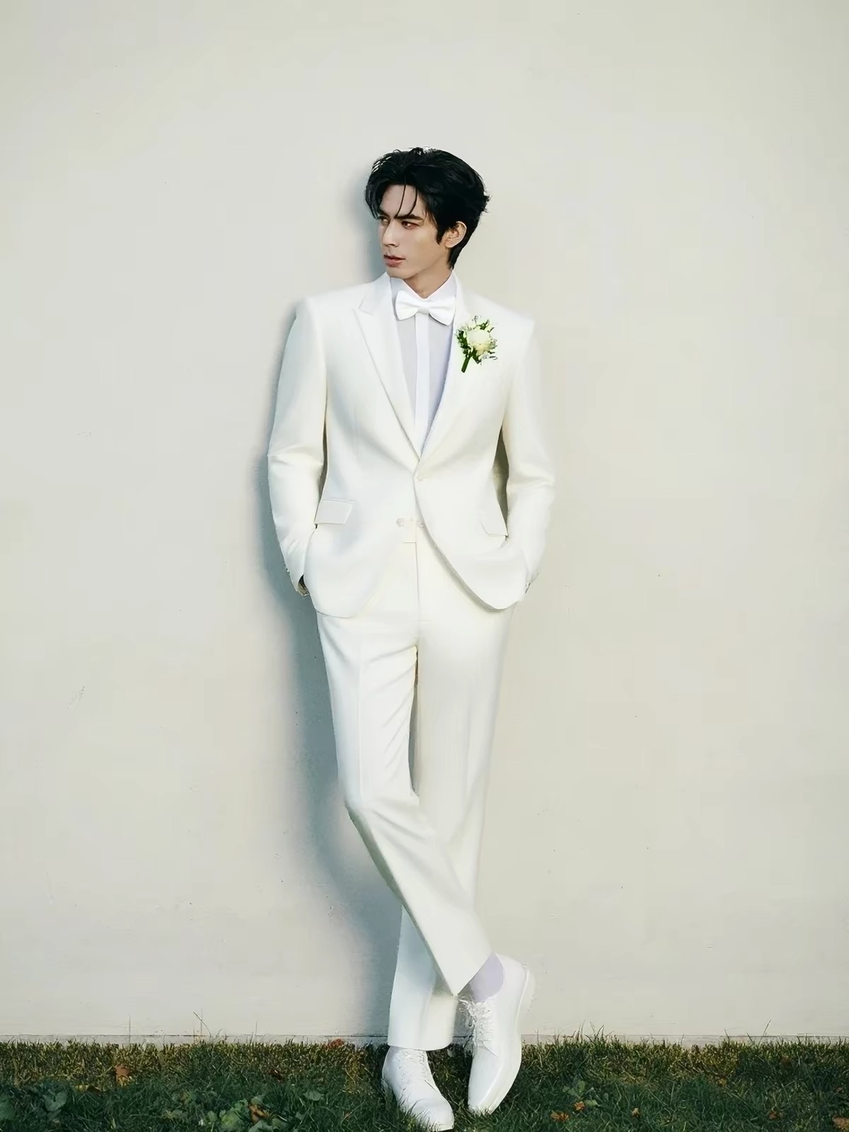 IMG_4146. White suit jacket for men, exuding a sophisticated and edgy vibe, perfect for stage engagements, performances, and banquets. - Image 1